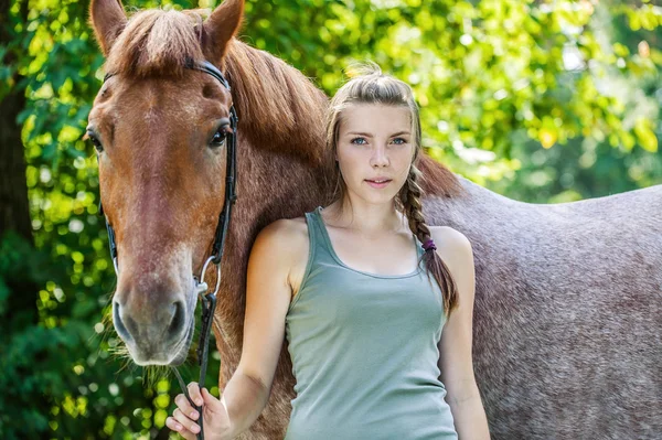 若い女性のクローズ アップは馬 — ストック写真