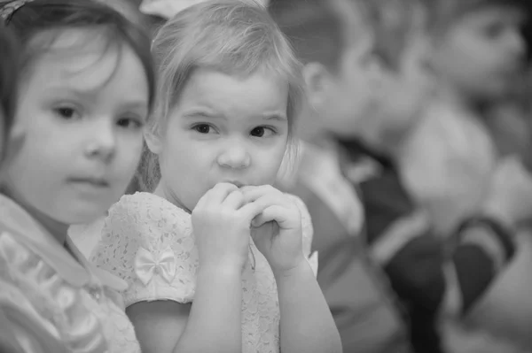 Les enfants d'âge préscolaire est assis à la maternelle — Photo