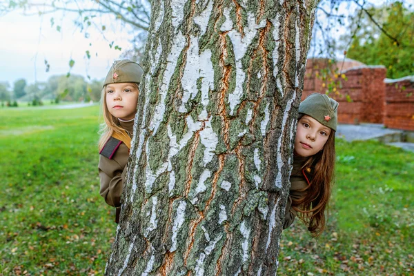 Kleine meisjes in Sovjet-militaire uniformen — Stockfoto