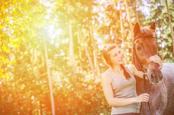 Молода жінка крупним планом з конем — стокове фото
