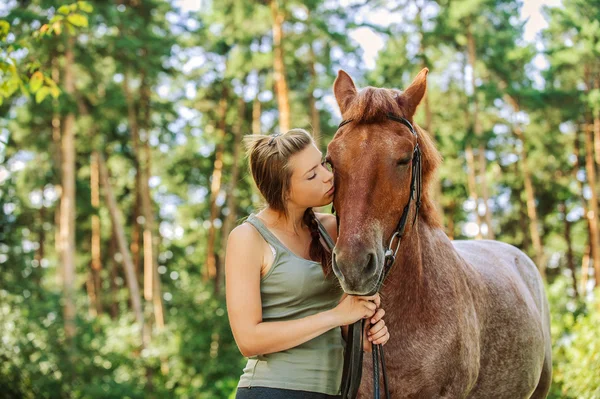 Ung kvinna närbild med häst — Stockfoto