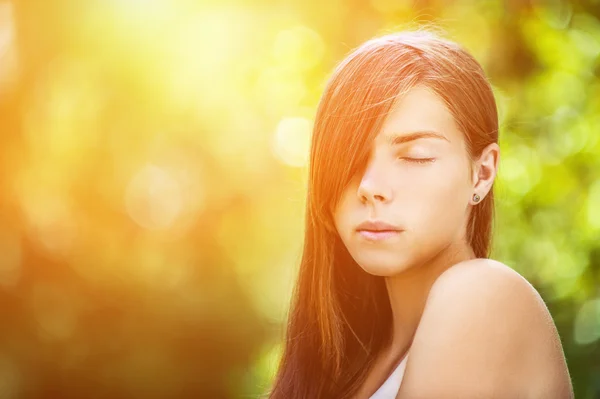 Bela jovem mulher close up — Fotografia de Stock