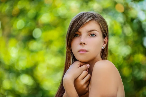 Mooie jonge vrouw close-up — Stockfoto