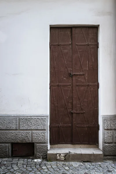 Puerta de metal en una antigua fortaleza — Foto de Stock