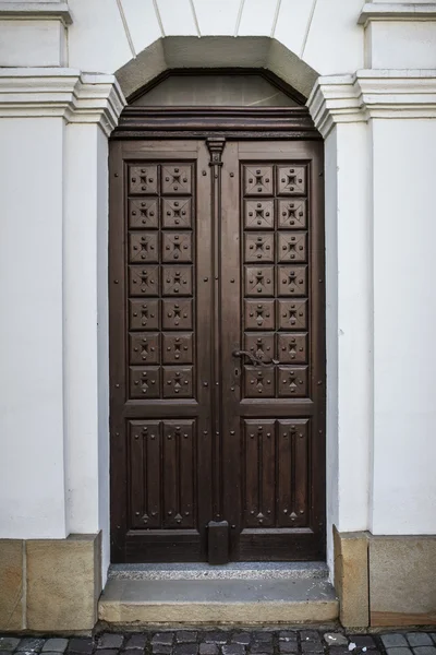 Puerta en una antigua fortaleza —  Fotos de Stock