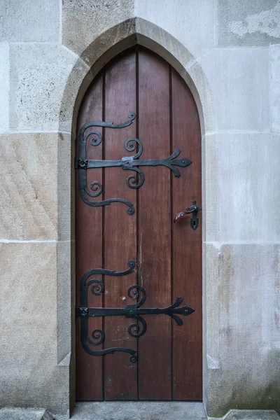 Puerta en una antigua fortaleza —  Fotos de Stock