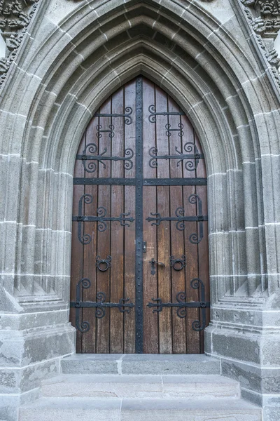 Puerta en una antigua fortaleza — Foto de Stock