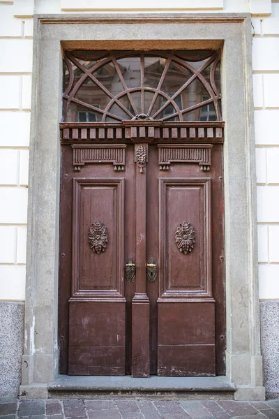 Porta em uma fortaleza antiga — Fotografia de Stock