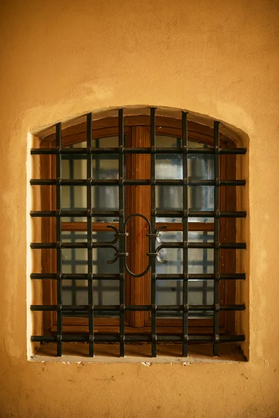 Ventana con barras de hierro forjado — Foto de Stock