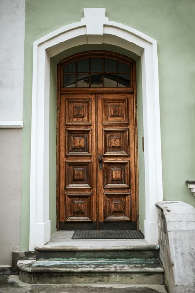 Puerta en una antigua fortaleza — Foto de Stock