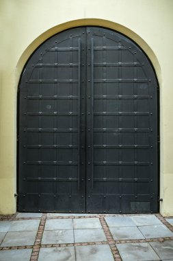 eski bir kale içinde metal kapı