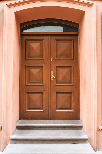 Porta em uma fortaleza antiga — Fotografia de Stock