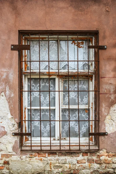 Venster met smeedijzeren bars — Stockfoto