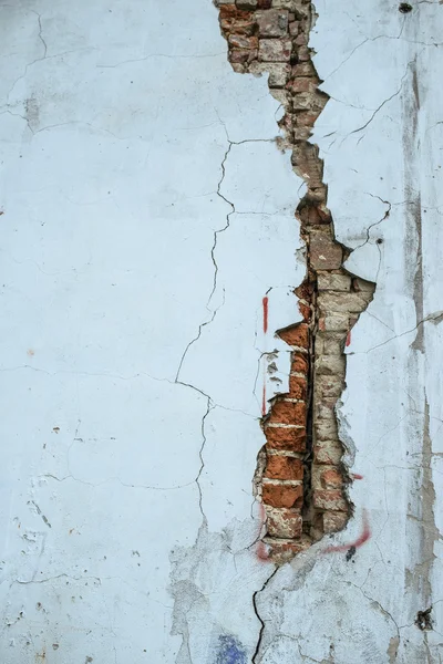 Brick wall with crumbling plaster — Stock Photo, Image