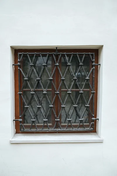 Ventana con barras de hierro forjado — Foto de Stock