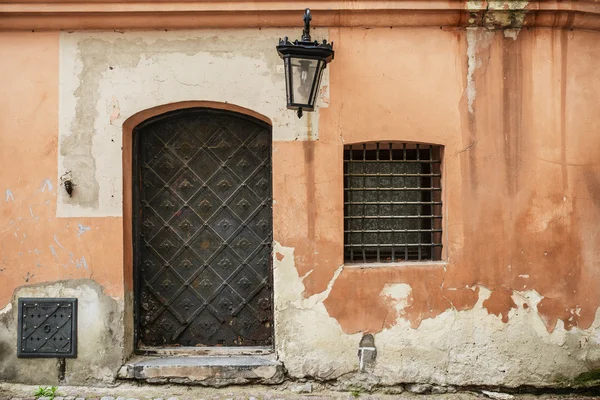 Παλαιό παράθυρο, πόρτα και φανάρι — Φωτογραφία Αρχείου