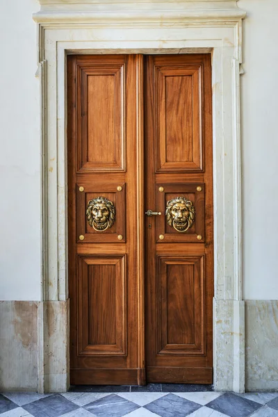 Puerta en una antigua fortaleza — Foto de Stock