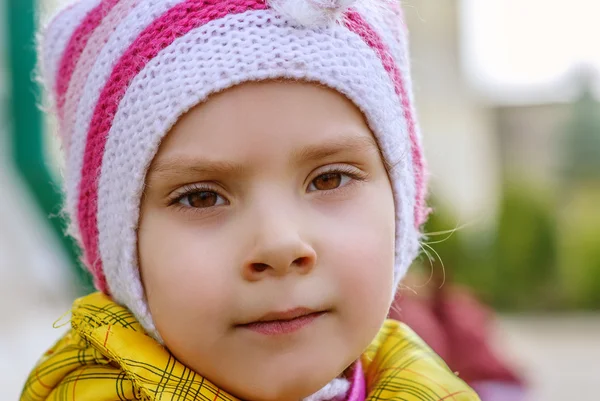 Piccola ragazza triste in cappotto giallo — Foto Stock