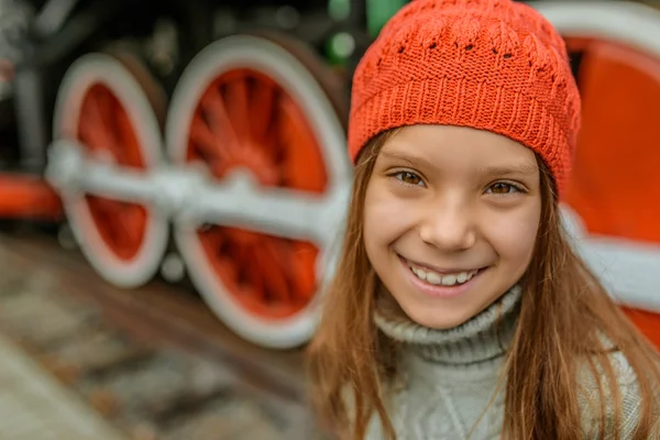 Маленькая девочка рядом со старым паровозом — стоковое фото