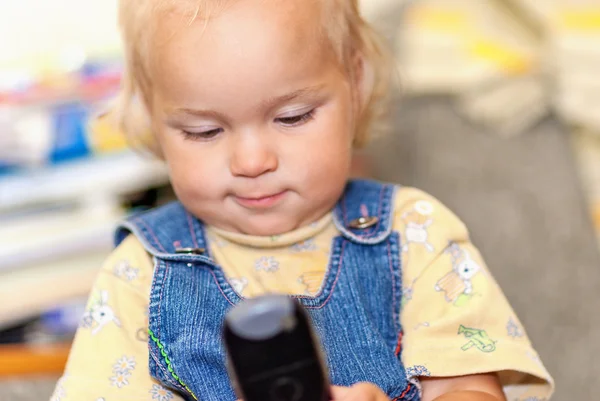 Liten flicka med telefon — Stockfoto