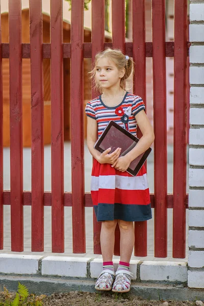 Niña con tableta PC — Foto de Stock