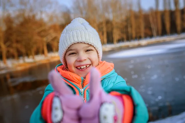 Niña levanta pulgares hacia arriba y riendo — Foto de Stock