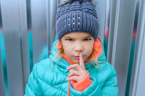 La niña levantó el dedo a sus labios — Foto de Stock