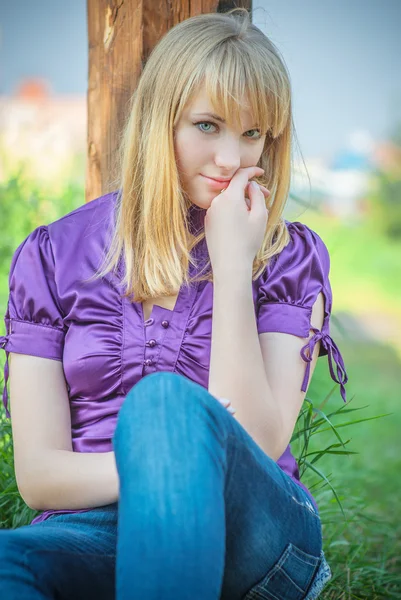 Retrato de menina em blusa violeta . — Fotografia de Stock