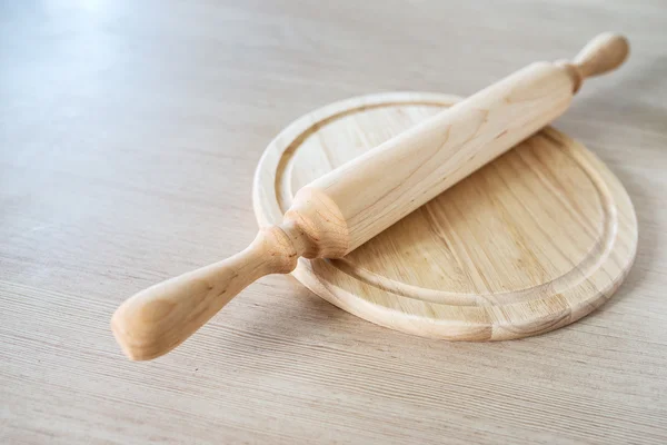 Rolling pin and cutting board — Stock Photo, Image