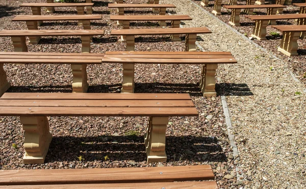 Bancs dans le théâtre d'été — Photo