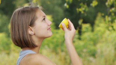 güzel bir genç kadın holding limon