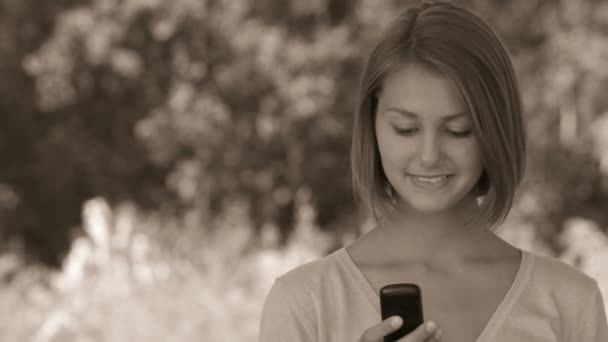 Sourire belle jeune femme avec téléphone — Video