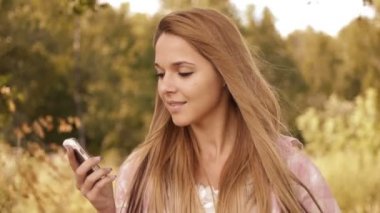 güzel bir kadın cep telefonu konuşurken