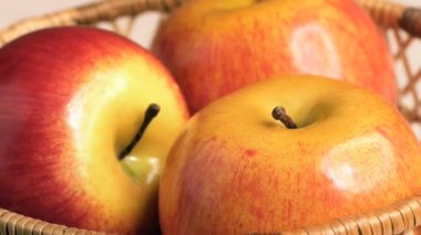 Kırmızı olgun büyük elma