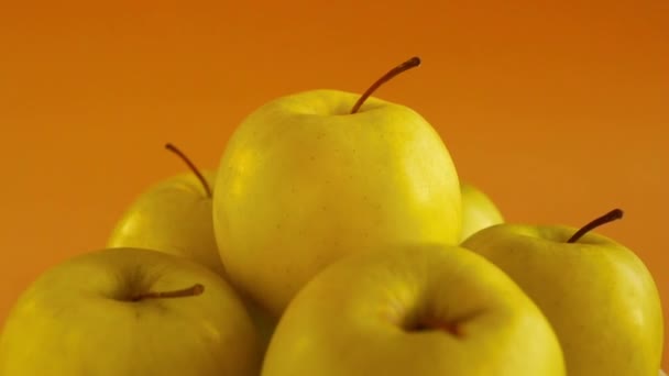 Зелёные спелые большие яблоки — стоковое видео