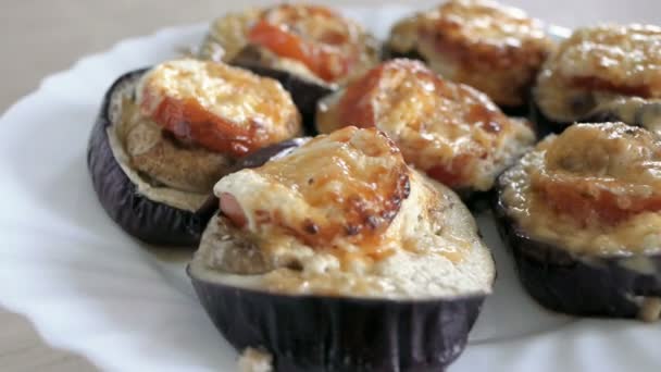 Baked eggplant, cheese and mushrooms — Stock Video