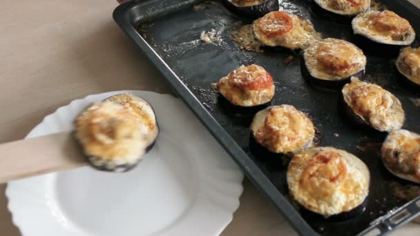 Berenjena al horno, queso y champiñones — Vídeo de stock