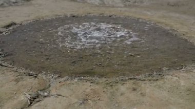 Gayzer su bahar aralıklı deşarj olduğunu