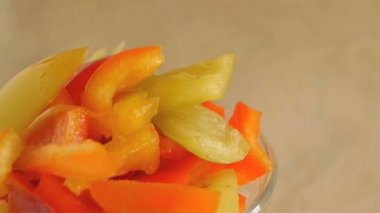 bir tabak içinde dolmalık biber dilimleri