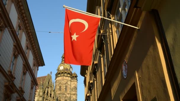 Türkische Flagge im Hintergrund der Elisabeth-Kathedrale — Stockvideo