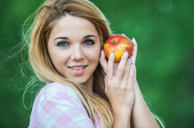 mujer seria manos bolsillo