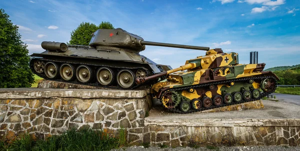 Tank Memorial for sovjetiske soldater. – stockfoto