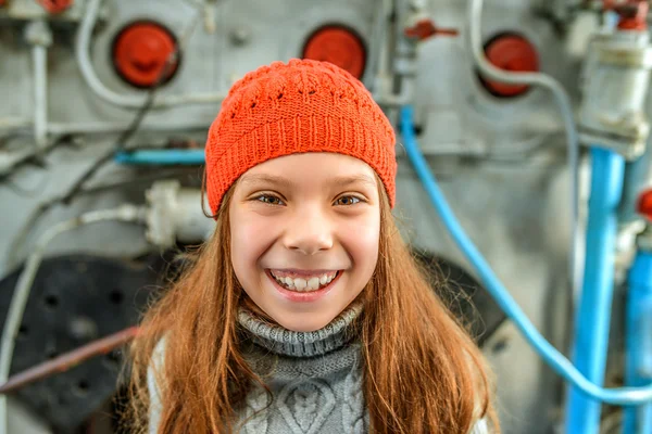 Маленька дівчинка в залізничному локомотиві — стокове фото