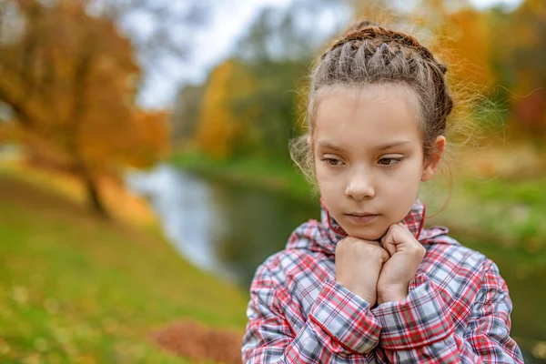 Dziewczynka w płaszczu jesienno wiosenne — Zdjęcie stockowe