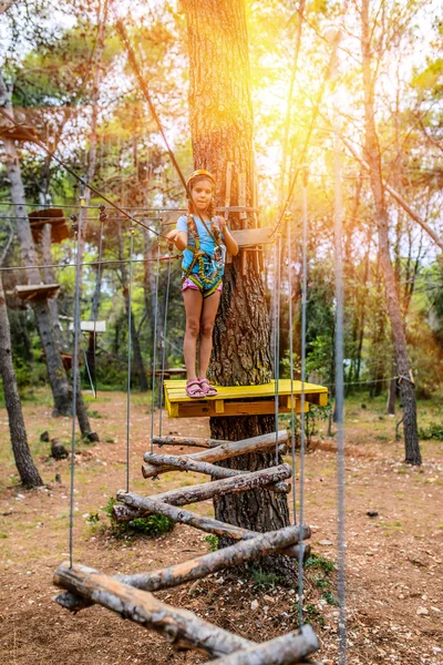 Niña escalando en parque de aventura — Foto de Stock