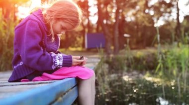 Küçük güzel kız e-kitap okumak