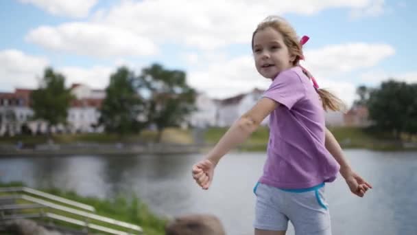 Liten flicka på floden pier — Stockvideo