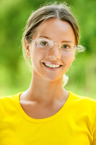Jovem mulher de óculos — Fotografia de Stock