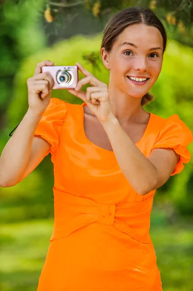 カメラを持つ若い女性 — ストック写真