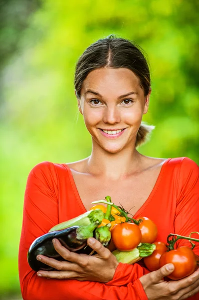 Mujer joven en blusa roja con tomates, berenjenas, pimientos — Foto de Stock